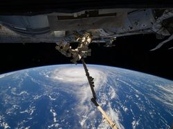 Indah Tapi Ngeri! Foto Topan Raksasa Difoto dari Luar Angkasa