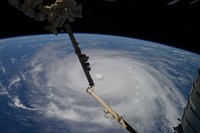 Foto Topan Raksasa dari Luar Angkasa