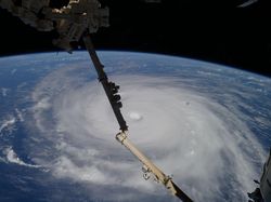 Indah Tapi Ngeri! Foto Topan Raksasa Difoto dari Luar Angkasa