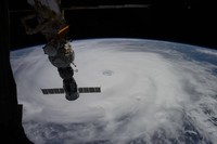 Foto Topan Raksasa dari Luar Angkasa