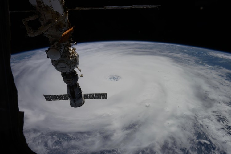 Foto Topan Raksasa dari Luar Angkasa