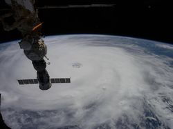 Indah Tapi Ngeri! Foto Topan Raksasa Difoto dari Luar Angkasa