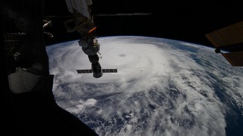 Meski biasanya badai melemah saat menyentuh daratan, Ragasa diperkirakan hanya sedikit kehilangan tenaga. Menurut Joint Typhoon Warning Center (JTWC), kondisi atmosfer mendukung badai ini tetap kuat dengan suhu laut hangat dan geseran angin vertikal rendah. Foto: Jonny Kim via X