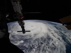 Indah Tapi Ngeri! Foto Topan Raksasa Difoto dari Luar Angkasa