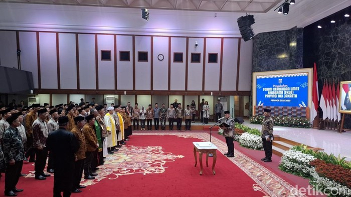 Gubernur DKI Pramono Anung mengukuhkan Pengurus Forum Kerukunan Umat Beragama (FKUB) DKI Jakarta masa bakti 2025-2030. (Brigitta/detikcom)