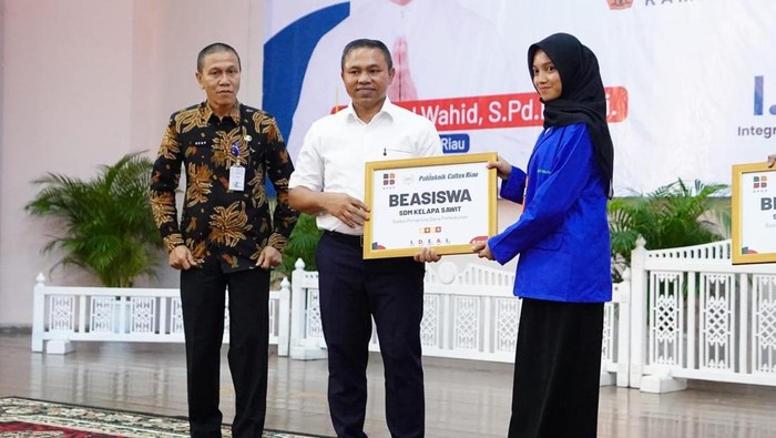 Gubernur Riau Abdul Wahid saat menyalurkan beasiswa. (Foto: Dok Diskominfo Riau)