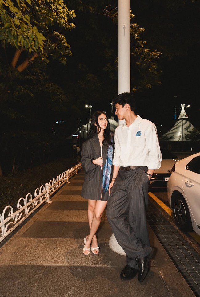 Melalui akun Instagram pribadinya, Harleyava memamerkan potret kebersamaannya dengan El selama di Korea. Keduanya sesekali memamerkan pose romantis yang bikin ikut baper. Foto: Instagram/@harleyavaprincy