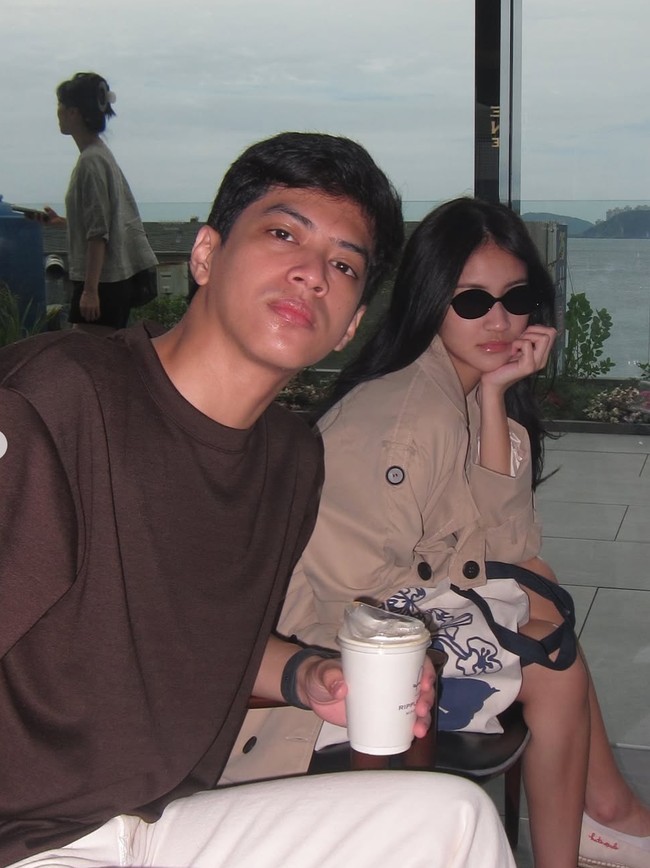 Harleyava atau yang biasa dipanggil Leya tampil chic kenakan trench coat dipadukan inner stripe. Sementara El tampil santai kenakan kaos dan celana panjang. Foto: Instagram/@harleyavaprincy