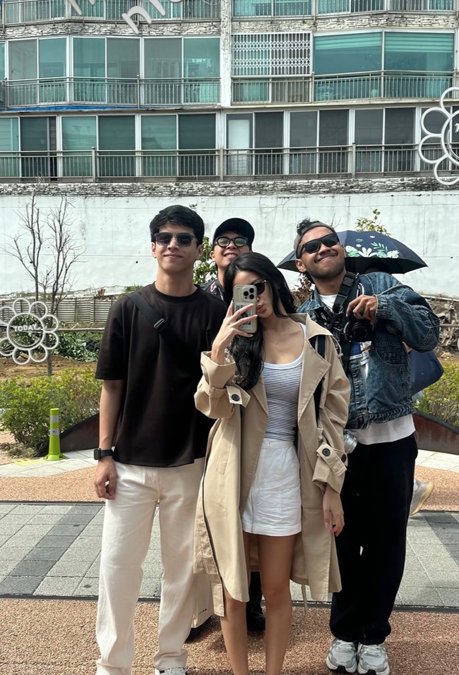 Leya dan El juga berkunjung ke Gamcheon Culture Village. Keduanya tampak melakukan mirror selfie bersama beberapa rekannya yang ikut. Foto: Instagram/@harleyavaprincy