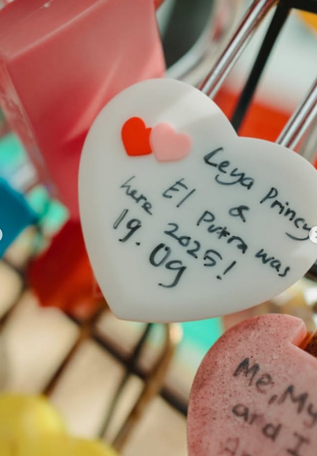 Alih-alih menulis nama Rangga & Cinta, Leya dan El justru menuliskan nama asli mereka di gembok cinta. Leya Princy & El Putra here 2025! 19.09, tulisnya. Foto: Instagram/@harleyavaprincy