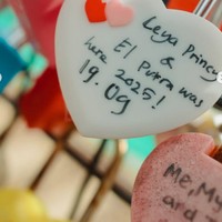 Alih-alih menulis nama Rangga & Cinta, Leya dan El justru menuliskan nama asli mereka di gembok cinta. Leya Princy & El Putra here 2025! 19.09, tulisnya. Foto: Instagram/@harleyavaprincy