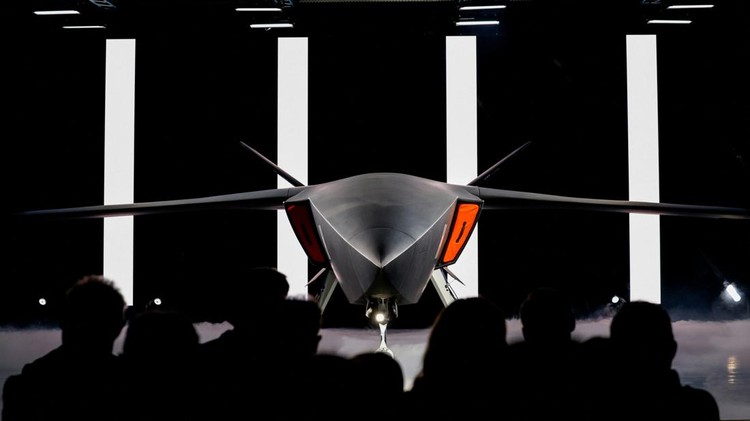 Perusahaan pertahanan Helsing resmi meluncurkan CA-1 Europa, sebuah sistem tempur udara berbasis teknologi kecerdasan buatan (AI), di Tussenhausen, Jerman, Kamis (25/9/2025). Inovasi ini disebut akan menjadi salah satu terobosan penting dalam strategi pertahanan udara modern Eropa. REUTERS/Michaela Stache