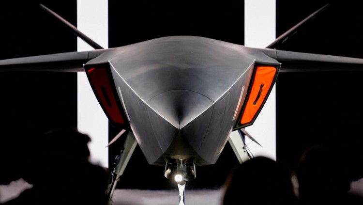 Perusahaan pertahanan Helsing resmi meluncurkan CA-1 Europa, sebuah sistem tempur udara berbasis teknologi kecerdasan buatan (AI), di Tussenhausen, Jerman, Kamis (25/9/2025). Inovasi ini disebut akan menjadi salah satu terobosan penting dalam strategi pertahanan udara modern Eropa. REUTERS/Michaela Stache