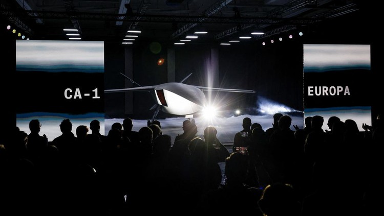 Perusahaan pertahanan Helsing resmi meluncurkan CA-1 Europa, sebuah sistem tempur udara berbasis teknologi kecerdasan buatan (AI), di Tussenhausen, Jerman, Kamis (25/9/2025). Inovasi ini disebut akan menjadi salah satu terobosan penting dalam strategi pertahanan udara modern Eropa. REUTERS/Michaela Stache