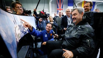 Dalam acara peresmian, Perdana Menteri Negara Bagian Bavaria, Markus Soeder, turut hadir dan bahkan menjajal simulator Centaur, di perusahaan Helsing di Tussenhausen, Jerman, Kamis (25/9/2025). REUTERS/Michaela Stache