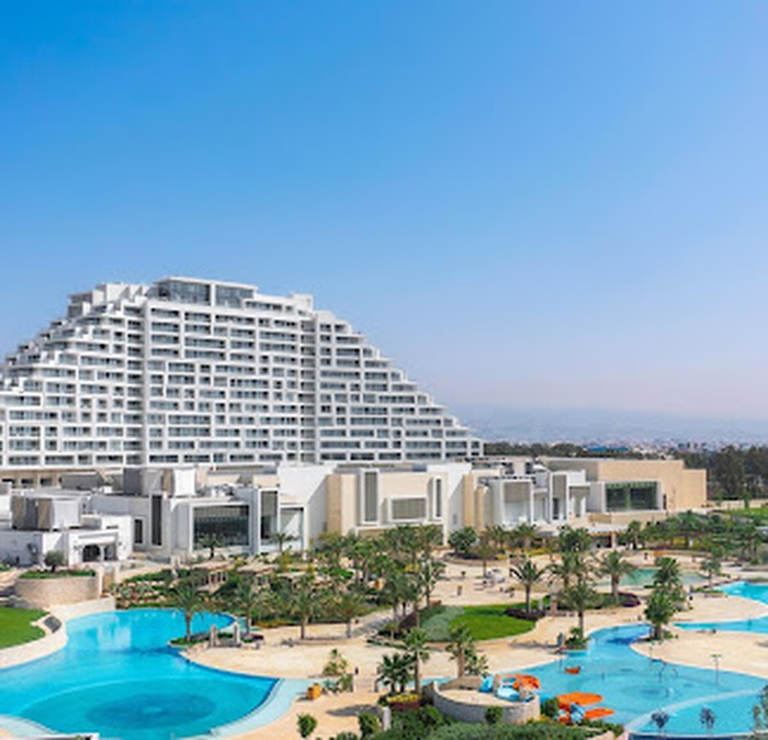 Hotel City of Dreams Mediterranean beri staycation gratis jika hari hujan