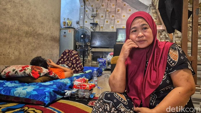 Ina hanya bisa menemani putrinya yang tergolek lemah.