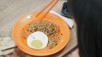 Jujur Iris Wullur pesannya mie goreng saat nongkrong di warkop. (Foto: dok Instagram iriswullur_)