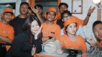 Iris Wullur berfoto bersama para karyawan warkop yang didatanginya. (Foto: dok Instagram iriswullur_)