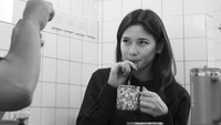 Iris Wullur juga minum minuman khas warkop yang pakai sedotan dan gelas kaleng. (Foto: dok Instagram iriswullur_)