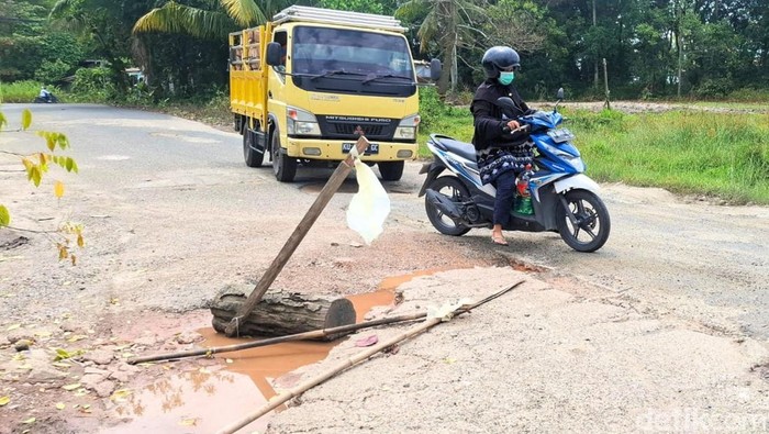 Warga sekitar Jalan Bengawan, Kelurahan Juata Permai, Kota Tarakan mengeluhkan jalan rusak dan tak kunjung diperbaiki. Terlebih ada jalan berlubang yang kerap memicu kecelakaan.