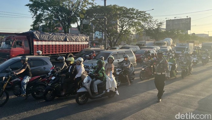 Jalan Perintis Kemerdekaan Makassar, Sulawesi Selatan (Sulsel) dari arah MTos menuju Pintu I Universitas Hasanuddin (Unhas) macet parah.