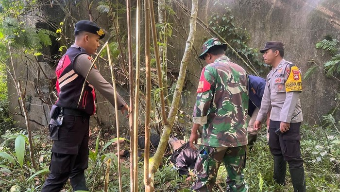 Jasad korban diduga bunuh diri ditemukan di bawah jembatan Tukad Bangkung, Petang, Badung, Kamis (25/9/2025).