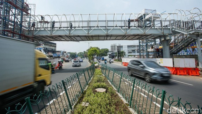 Pembangunan Jembatan Penyeberangan Orang (JPO) di kawasan Pangkalan Jati, Jakarta Timur, terus dikebut. Proyek yang dimulai sejak 16 Mei 2025 dengan target pengerjaan 210 hari itu kini memasuki tahap akhir.