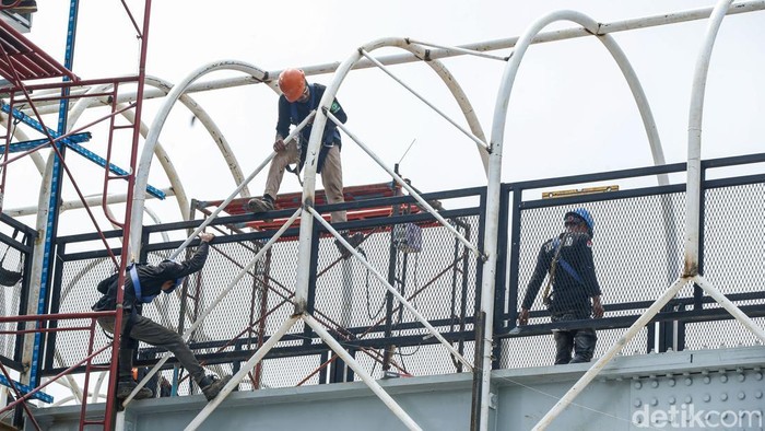 Pembangunan Jembatan Penyeberangan Orang (JPO) di kawasan Pangkalan Jati, Jakarta Timur, terus dikebut. Proyek yang dimulai sejak 16 Mei 2025 dengan target pengerjaan 210 hari itu kini memasuki tahap akhir.