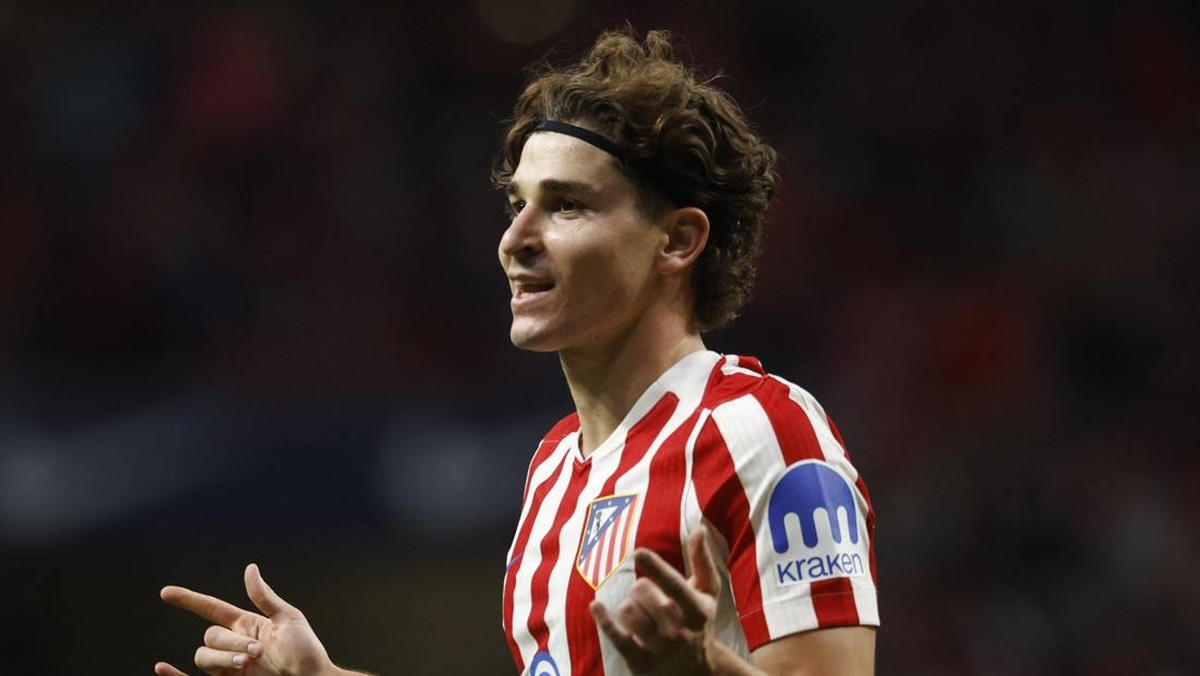 Julian Alvarez jadi pahlawan kemenangan Atletico Madrid lewat hat-trick ke gawang Rayo Vallecano. (REUTERS/Susana Vera)