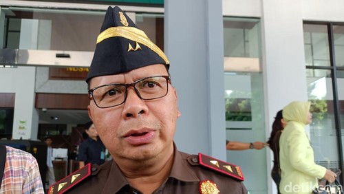 Kajati NTB Wahyudi saat diwawancarai, Kamis (25/9/2025).