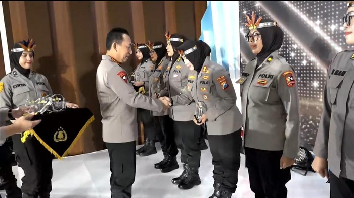 Kapolri Jenderal Polisi Drs. Listyo Sigit Prabowo, M.Si memberikan penghargaan langsung