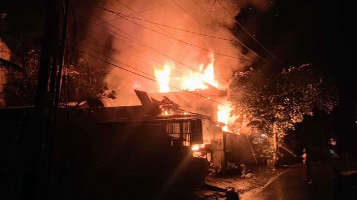 Kebakaran rumah dan tempat laundry di Banjar Dinas Tebola, Desa dan Kecamatan Sidemen, Karangasem, Kamis (25/9/2025).