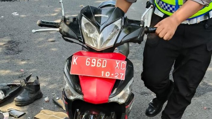 Kecelakaan truk vs motor berpelat merah di Jepara, Kamis (25/9/2025).