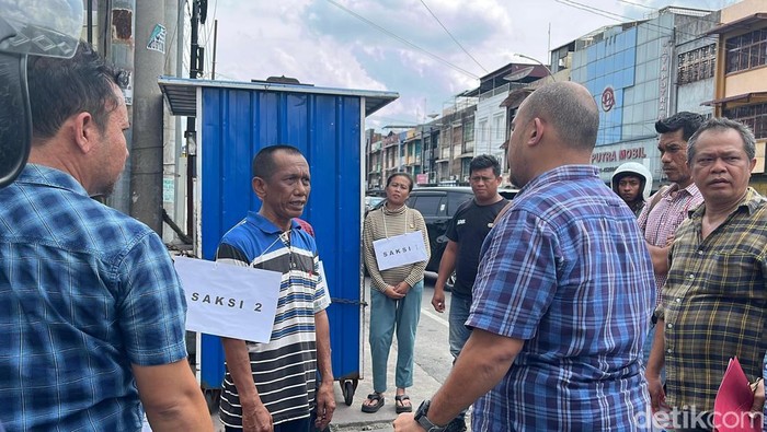 Kekasih Nico (saksi 1) dan rekan Nico (saksi 2) saat rekontruksi di depan warung kopi di Jalan Nibung Raya. (Finta Rahyuni/detikSumut)