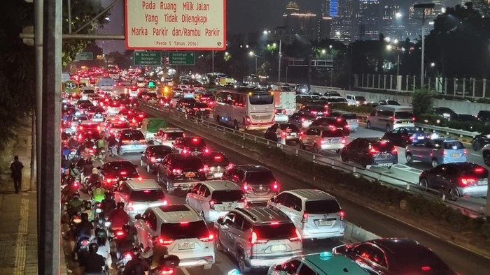 Kemacetan di Jakarta malam ini, Kamis (25/9). (Taufiq/detikcom)
