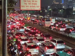 Jalan Gatsu Arah Pancoran Macet Malam Ini, Pemotor Terobos Jalur TransJ