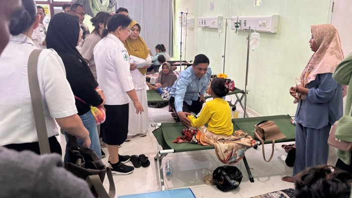 Kepala Regional MBG Kalbar Agus Kurniawi menjenguk siswa keracunan di RSUD dr. Agoesdjam.