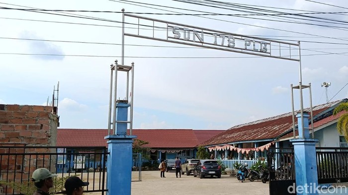 Suasana SD di Pelambang yang siswanya diduga keracunan usai menyantap MBG