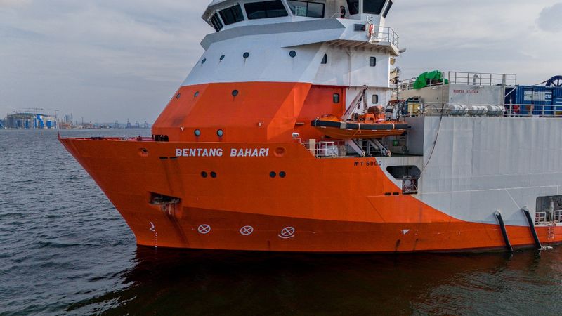 Ketrosden Triasmitra memperkuat posisi sebagai perusahaan penyelenggara kabel laut dengan mengjadirkan kapal khusus penggelar kabel laut bernama Bentang Bahari.