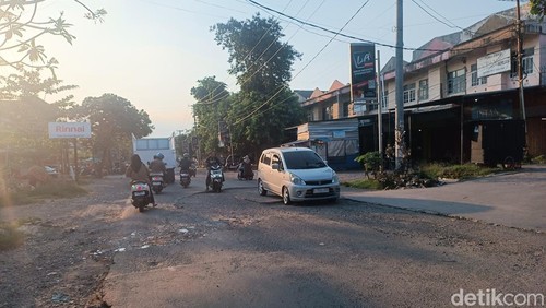 Kondisi Jalan Raya Wakul-Ketejer, di depan Pasar Renteng, Kecamatan Praya, Lombok Tengah, rusak parah, Kamis (25/9/2025).