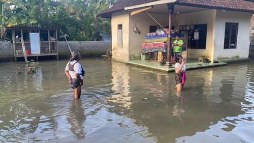 Kondisi rumah warga di Banjar Dinas Tengading, Desa Antiga, Kecamatan Manggis, Karangasem, Kamis (25/9/2025) yang tergenang banjir. Banjir di sana belum surut hingga hari ke-15.(I Wayan Selamat Juniasa/detikBali)