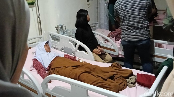 Kondisi siswa SDN 178 yang dirawat di RS Pusri karena diduga keracunan MBG