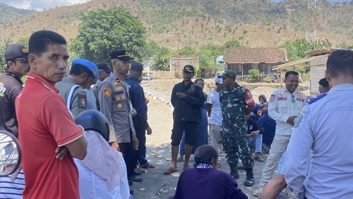 Korban banjir Desa Nanga Wera, Kecamatan Wera, Kabupaten Bima, NTB, kembali memblokade jalan. Mereka merasa diabaikan Pemprov dan DPRD NTB, Kamis, (25/9/2025). (Istimewa)