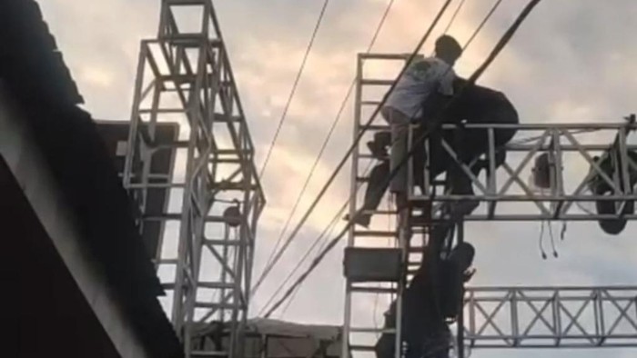 Kru panggung di Pasuruan tersengat listrik.