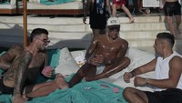 Pemain sepakbola yang kini merumput di Korea Selatan bersama FC Seoul itu liburan ke Bali bersama dengan teman-temannya. Kalau melihat backgroundnya, Lingard sedang asyik santai di beach club terkenal di Bali. (Instagram/@jesselingard)