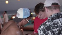 Di beach club tersebut, Lingard sempat memberikan tanda tangan di kaos salah seorang penggemarnya. (Instagram/@jesselingard)