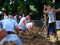 Tukang Gali Kubur Ramai-ramai Bikin Liang, Tak Ada Jenazah tapi Berebut Hadiah