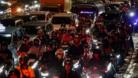 Sesekali kendaraan harus berhenti karena jalan dipenuhi kendaraan yang saling serobot jalur.