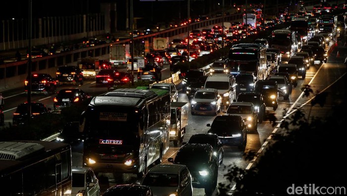 Kemacetan parah melanda ruas Jalan Gatot Subroto (Gatsu) arah Bekasi, Kamis (25/9/2025) malam. Ribuan kendaraan terjebak padat merayap hingga menjelang tengah malam, membuat arus lalu lintas nyaris lumpuh.